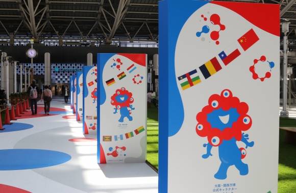 오사카 엑스포 개막을 하루 앞둔 12일 오사카역과 연결된 상점에 엑스포를 알리는 안내판들이 서 있다. 연합뉴스