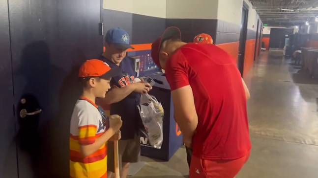 마이크 트라웃(맨 오른쪽)이 13일(한국시간) 휴스턴전 종료 후 자신의 수비를 방해한 팬과 대화를 나누고 있다. /사진=MLB.com 샘 블룸 SNS 갈무리