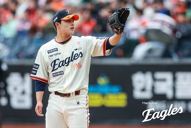 한화 이글스 우완 파이어볼러 문동주가 13일 대전 한화생명 볼파크에서 열린 2025 신한 SOL Bank KBO리그 키움 히어로즈와의 팀 간 3차전에 선발등판, 6이닝 1실점 비자책 호투로 시즌 마수걸이 승리를 따냈다. 사진 키움 히어로즈