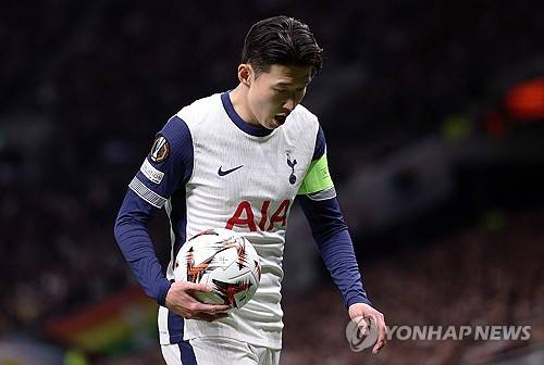 토트넘 홋스퍼는 13일(한국시간) 영국 울버햄튼에 위치한 몰리뉴 스타디움에서 열린 울버햄튼 원더러스와의 2024-25시즌 프리미어리그 32라운드 원정 경기에서 2-4로 패했다. 이날 토트넘 주장 손흥민은 발 부상으로 인해 명단 제외를 당했고 울버햄튼 공격수 황희찬은 후반 38분 교체 투입돼 약 7분간 뛰었다. 이날 패배로 토트넘은 프리미어리그 15위를 유지했을 뿐만 아니라 16위 울버햄튼의 추격을 허용했다. 연합뉴스