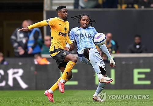 토트넘 홋스퍼는 13일(한국시간) 영국 울버햄튼에 위치한 몰리뉴 스타디움에서 열린 울버햄튼 원더러스와의 2024-25시즌 프리미어리그 32라운드 원정 경기에서 2-4로 패했다. 이날 토트넘 주장 손흥민은 발 부상으로 인해 명단 제외를 당했고 울버햄튼 공격수 황희찬은 후반 38분 교체 투입돼 약 7분간 뛰었다. 이날 패배로 토트넘은 프리미어리그 15위를 유지했을 뿐만 아니라 16위 울버햄튼의 추격을 허용했다. 연합뉴스