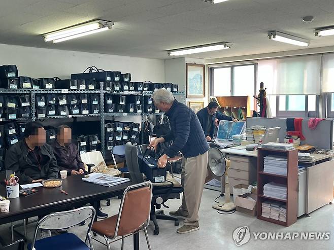 '실버퀵' 지하철 택배 사무실 (서울=연합뉴스) 오인균 인턴기자 = 지난 2일 서울 중구 오장동에 위치한 '실버퀵' 지하철 택배 사무실에서 직원들이 일감을 기다리고 있다. 2025.04.13