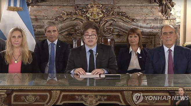 대국민담화를 발표하는 밀레이 아르헨티나 대통령 (부에노스아이레스 AFP=연합뉴스) 11일(현지시간) 하비에르 밀레이 아르헨티나 대통령이 국제통화기금(IMF)과의 합의 내용과 외환규제(CEPO) 폐지에 대한 대국민담화를 발표하고 있다. 2025.4.13