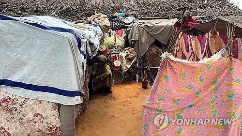 잠잠 난민대피소 (수단 북다르푸르주 잠잠 난민대피소 로이터=연합뉴스 자료사진) 2024년 8월 1일 촬영된 수단 북다르푸르주 잠잠 난민대피소에서 한 난민 여성이 쉬고 있다. (REUTERS/Mohamed Jamal Jebrel/File Photo) 2025.4.13.