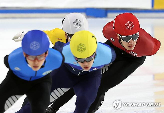 역주하는 황대헌 (서울=연합뉴스) 김성민 기자 = 13일 서울 목동 아이스링크에서 열린 2025-2026시즌 쇼트트랙 국가대표 2차 선발전. 남자부 1000m 예선에서 강원특별자치도청 황대헌(오른쪽 첫번째)이 역주하고 있다. 2025.4.13 ksm7976@yna.co.kr