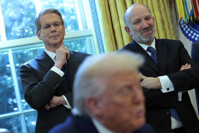 9일(현지시간) 도널드 트럼프 미국 대통령이 백악관 집무실에서 행정명령에 서명하는 가운데 스콧 베센트 재무장관(오른쪽)과 하워드 러트닉 상무장관이 이를 지켜보고 있다.(사진=AFP)