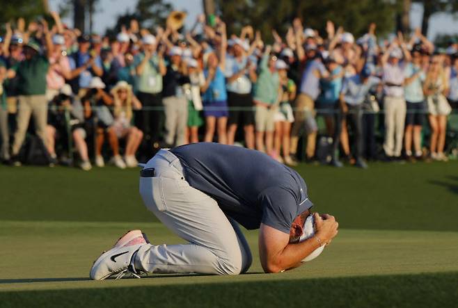 로리 매킬로이가 마스터스 1차 연장 끝에 우승을 확정하자 주저앉아 눈물을 흘리고 있다. (사진=AFPBBNews)
