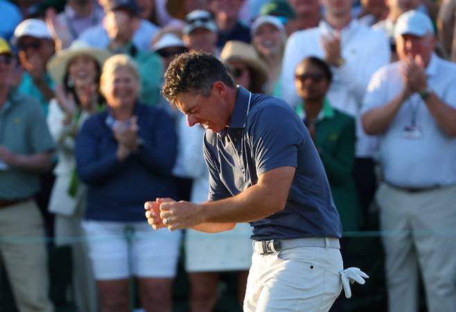 로리 매킬로이가 18번홀에서 이어진 1차 연장에서 버디 퍼트를 넣어 우승을 확정한 뒤 기뻐하고 있다. (사진=AFPBBNews)