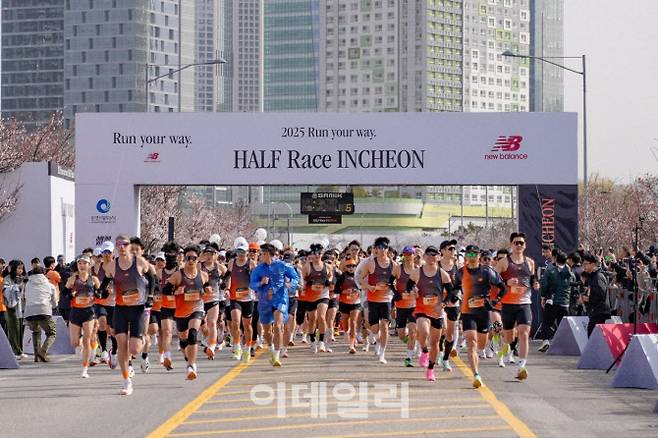 이랜드 뉴발란스, ‘2025 런 유어 웨이 하프 레이스 인천’ 마라톤 대회 성료 (사진=이랜드월드)