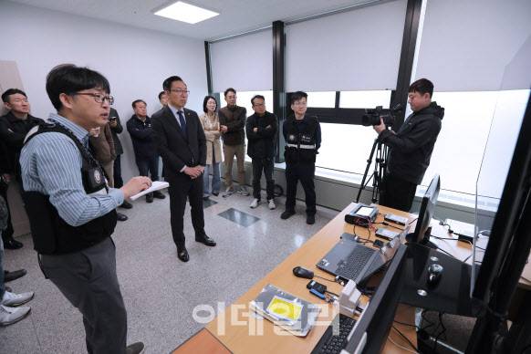 김완기 특허청장(왼쪽 2번째)이 14일 정부대전청사에서 디지털 포렌식 시연을 참관하고 있다. (사진=특허청 제공)