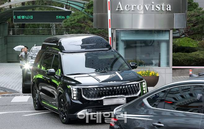 윤석열 전 대통령이 탑승한 차량행렬이 14일 서울중앙지법에서 열리는 ‘내란 우두머리’ 혐의 첫공판에 출석하기 위해 서울 서초구 사저를 나서고 있다. (사진=이데일리 방인권 기자)