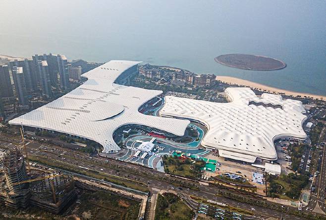 제5회 중국 국제 소비재 박람회가 열리는 하이난성 하이커우 국제컨벤션 전시센터. (사진=중국 국무원)