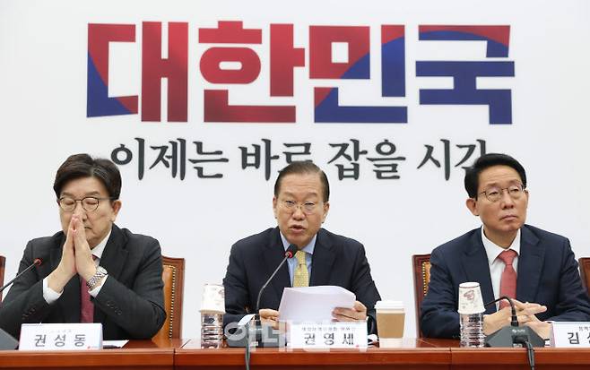 [이데일리 노진환 기자] 권영세 국민의힘 비상대책위원장이 14일 오전 서울 여의도 국회에서 열린 비상대책위원회의에서 모두발언을 하고 있다.