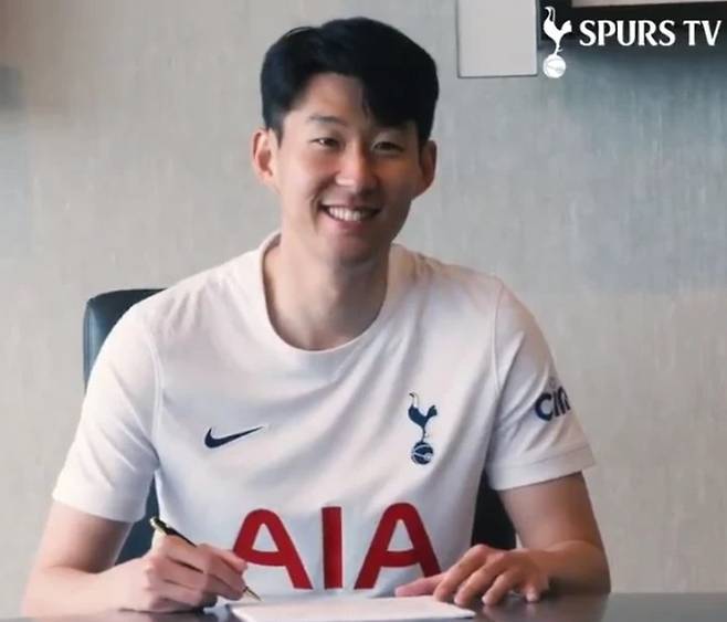 2021년 재계약서에 사인하는 토트넘 손흥민