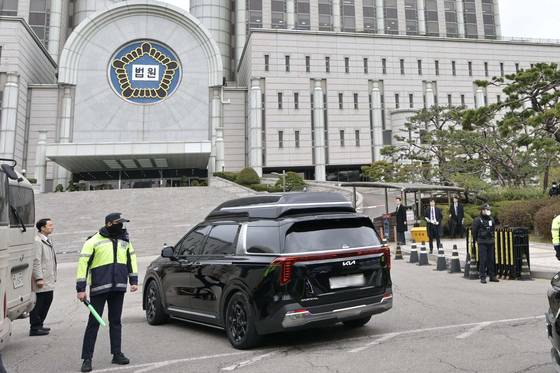 내란 우두머리 혐의로 기소된 윤석열 전 대통령의 첫 형사재판이 열리는 14일 윤 전 대통령이 탑승한 차량이 서울 서초구 서울중앙지방법원 지하주차장으로 들어가고 있다. 〈사진=연합뉴스〉