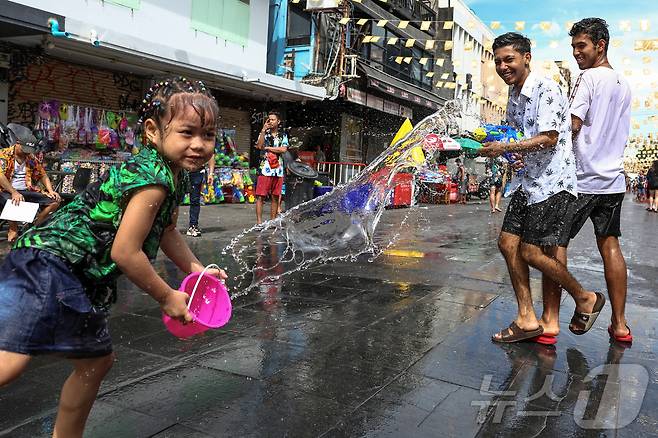 13일(현지시간) 태국 방콕에서 시민들 및 관광객들이 물놀이를 하며 송크란 축제를 즐기고 있다. ⓒ 로이터=뉴스1