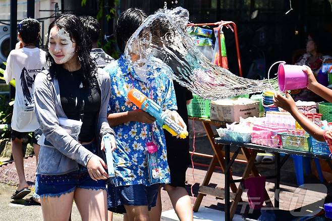13일(현지시간) 태국 방콕에서 시민들 및 관광객들이 물놀이를 하며 송크란 축제를 즐기고 있다. ⓒ AFP=뉴스1