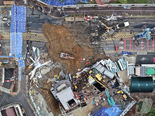 14일 경기 광명시 일직동 신안산선 복선전철 5-2공구 붕괴 현장에서 소방관 등 관계자들이 실종자 수색 작업을 이어가고 있다. 2025.4.14/뉴스1 ⓒ News1 김도우 기자