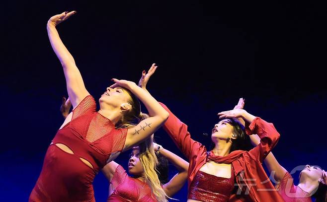 그룹 블랙핑크 제니가 13일(현지시간) 미국 캘리포니아 인디오 엠파이어 폴로 클럽에서 열린 ‘코첼라 밸리 뮤직 앤드 아츠 페스티벌’에서 공연을 펼치고 있다.  ⓒ AFP=뉴스1