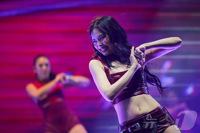 그룹 블랙핑크 제니가 13일(현지시간) 미국 캘리포니아 인디오 엠파이어 폴로 클럽에서 열린 ‘코첼라 밸리 뮤직 앤드 아츠 페스티벌’에서 공연을 펼치고 있다.  ⓒ 로이터=뉴스1