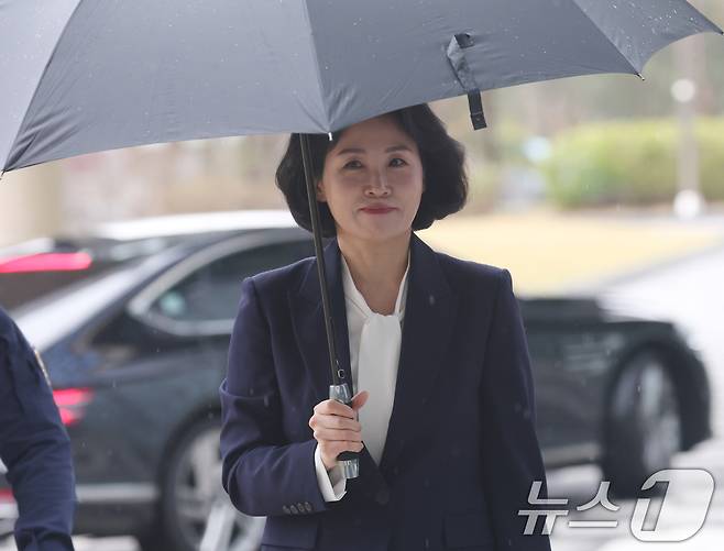 '공직선거법 위반' 혐의로 1심에서 벌금형을 선고받은 이재명 더불어민주당 대표 배우자 김혜경 씨가 14일 오후 경기 수원시 영통구 수원고등법원에서 열린 항소심 공판에 출석하고 있다. 2025.4.14/뉴스1 ⓒ News1 김영운 기자