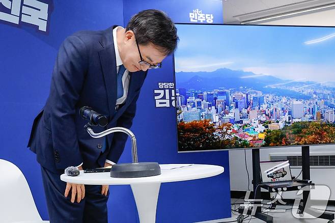 더불어민주당 대권주자인 김동연 경기도지사가 13일 서울 여의도에 마련된 캠프에서 열린 '유쾌한 캠프의 더 유쾌한 다방' 행사에 참석해 인사하고 있다. 2025.4.13/뉴스1 ⓒ News1 안은나 기자