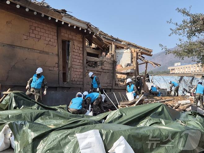지난 3월 10일 오전 경기 포천시 이동면 노곡리 공군 전투기 오폭 사고 현장에서 복구작업이 이뤄지고 있다. 2025.3.10/뉴스1 ⓒ News1 양희문 기자