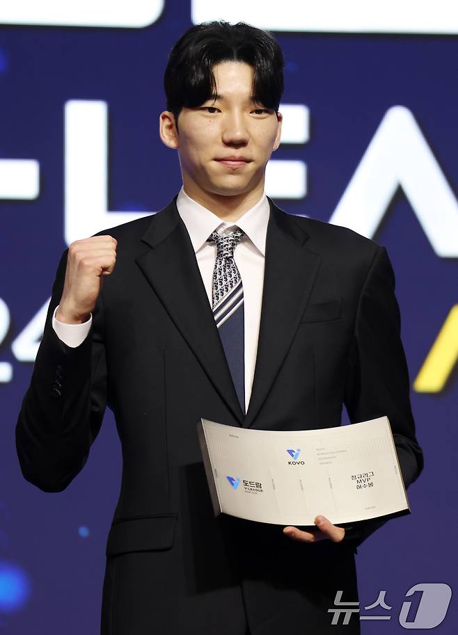 14일 오후 서울 서대문구 그랜드 스위스 호텔에서 열린 프로배구 '2024-2025 도드람 V리그' 시상식에서 남자부 정규리그 MVP상을 수상한 현대캐피탈 허수봉이 기념촬영하고 있다. 2025.4.14/뉴스1 ⓒ News1 이승배 기자