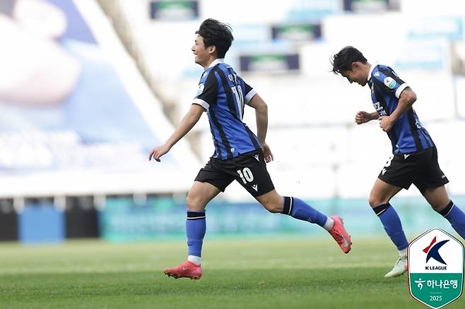 인천 유나이티드 이동률이 13일 인천축구전용경기장에서 열린 ‘하나은행 K리그2 2025’ 7라운드 충북청주FC와 홈경기에서 후반 동점골을 넣은 뒤 기뻐하고 있다. 사진 | 한국프로축구연맹