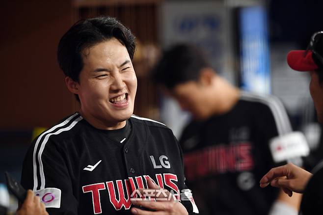 LG 선발투수 임찬규가 10일 고척스카이돔에서 열린 2025 KBO리그 키움과 경기에서 7이닝을 1실점으로 마친 뒤 김광삼 코치와 웃으며 이야기를 나누고 있다.  고척 | 박진업 기자 upandup@sportsseoul.com