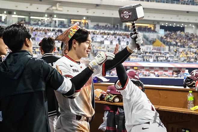 키움 박주홍이 9일 서울 고척스카이돔에서 열린 2025 KBO리그 정규시즌 LG전 4회말 홈런을 기록한 후 더그아웃에서 세리머니하고 있다. 사진 | 키움 히어로즈