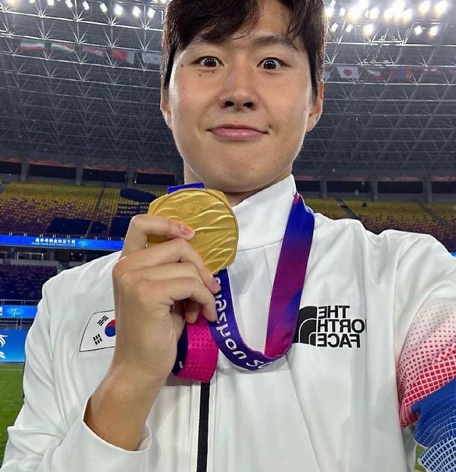 이강인의 팀 내 입지가 완전히 사라진 가운데 다음 목적지에 대한 궁금증이 커지고 있다. 잉글랜드 프리미어리그(EPL) 아스널, 맨체스터 유나이티드 등이 언급됐지만, 진전은 없는 상태다. 구체적인 협상 소식이 나오지 않자, 사우디아라비아 이적설까지 등장했다.

파리 생제르망 입장에서는 마다할 이유가 없는 선택이다. 사우디의 제안을 받아 구단 재정을 보완하고, 다가오는 여름 이적시장에서 새로운 투자를 위한 자금 확보가 가능하기 때문이다. 사진=SNS