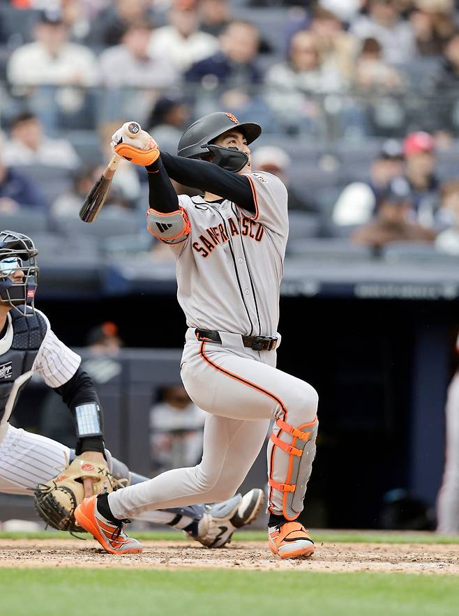샌프란시스코 자이언츠 이정후가 14일(한국시각) 양키스타디움에서 열린 뉴욕 양키스전에서 1-3으로 뒤진 6회초 1사 1,2루서 우측으로 홈런을 터뜨리고 있다. AFP연합뉴스