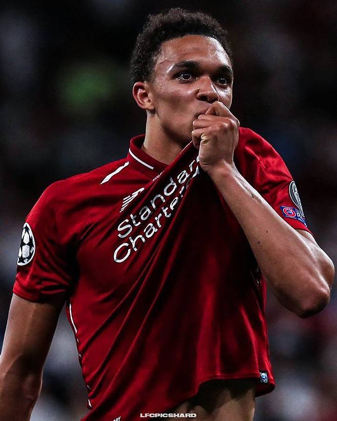 리버풀 최고의 측면 수비수 트렌트 알렉산더-아놀드가 마음을 바꿀 가능성이 있다. 모하메드 살라가 리버풀과 재계약을 맺으면서 레알 마드리드로의 이적을 준비하던 알렉산더-아놀드의 선택이 뒤바뀔 수 있다는 관측이 나온다.

이집트 축구의 신으로 불리는 살라는 여러 달 동안 지속된 이적설을 끝내고, 오는 2027년 여름까지 계약을 연장했다. 살라는 35세까지 리버풀에 남는다. 축구선수로서 은퇴가 임박했음을 고려한다면 사실상 종신 계약에 가깝다.

클럽 역사에 남을 전설적인 공격수 살라는 리버풀뿐 아니라 전 세계적으로도 상징적인 선수다. 그의 재계약 소식에 알렉산더-아놀드도 당연히 영향을 받을 수 있다. 사진=SNS