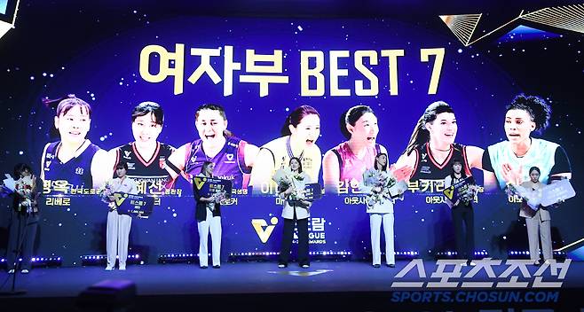 도드람 2024~2025 V리그 시상식이 14일 오후 서울 홍은동 그랜드힐튼호텔에서 열렸다. 여자부 베스트7에 뽑힌 리베로 임명옥, 세터 염혜선, 미들블로커 피치 이다현, 아웃사이드히터 김연경 부키리치, 아포짓 실바(왼쪽부터)가 포즈 취하고  있다. 정재근 기자 cjg@sportschosun.com/2025.4.14/