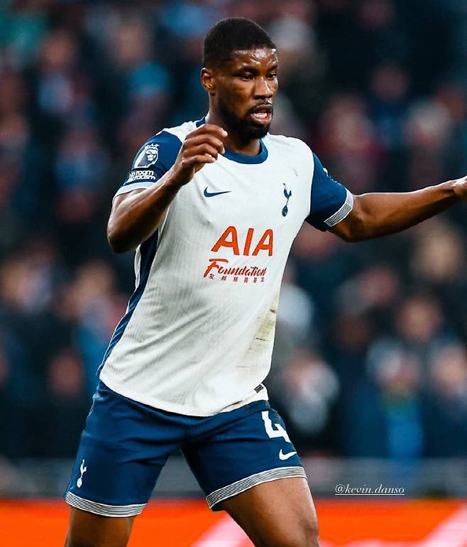 토트넘이 아인트라흐트 프랑크푸르트와의 유로파리그 8강 2차전을 앞두고 심각한 부상 문제에 직면했다. 엔제 포스테코글루 토트넘 감독이 선수 선발에 있어서 고민에 빠질 수밖에 없는 상황이다.

토트넘은 지난 홈에서 열린 유럽축구연맹(UEFA) 유로파리그 1차전에서 1대1로 비겼기 때문에 2차전인 독일 원정에서는 반드시 승리해야 다음 라운드 진출이 가능하다.

이 경기는 포스테코글루 감독의 마지막 경기일 수 있다. 유로파리그 우승이 감독직 유지를 결정짓는 중요한 요소임을 본인도 인지하고 있기 때문이다.

문제는 이 중요한 경기에서 수비수 케빈 단소가 부상으로 경기에 출전하지 못한다는 것이다. 경기 중에 크리스티안 로메로나 미키 반더벤 중 한 명이라도 퇴장 혹은 부상을 당한다면 유로파리그 우승 도전이 사실상 무산될 수 있다. 사진=SNS