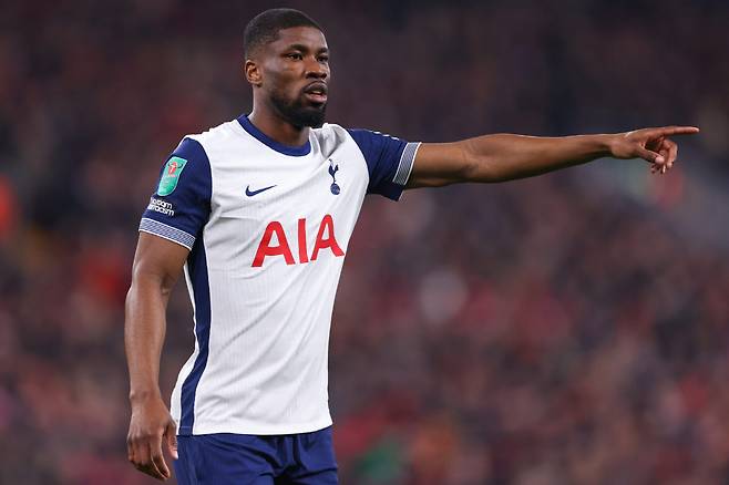 토트넘이 아인트라흐트 프랑크푸르트와의 유로파리그 8강 2차전을 앞두고 심각한 부상 문제에 직면했다. 엔제 포스테코글루 토트넘 감독이 선수 선발에 있어서 고민에 빠질 수밖에 없는 상황이다.

토트넘은 지난 홈에서 열린 유럽축구연맹(UEFA) 유로파리그 1차전에서 1대1로 비겼기 때문에 2차전인 독일 원정에서는 반드시 승리해야 다음 라운드 진출이 가능하다.

이 경기는 포스테코글루 감독의 마지막 경기일 수 있다. 유로파리그 우승이 감독직 유지를 결정짓는 중요한 요소임을 본인도 인지하고 있기 때문이다.

문제는 이 중요한 경기에서 수비수 케빈 단소가 부상으로 경기에 출전하지 못한다는 것이다. 경기 중에 크리스티안 로메로나 미키 반더벤 중 한 명이라도 퇴장 혹은 부상을 당한다면 유로파리그 우승 도전이 사실상 무산될 수 있다. 사진=SNS