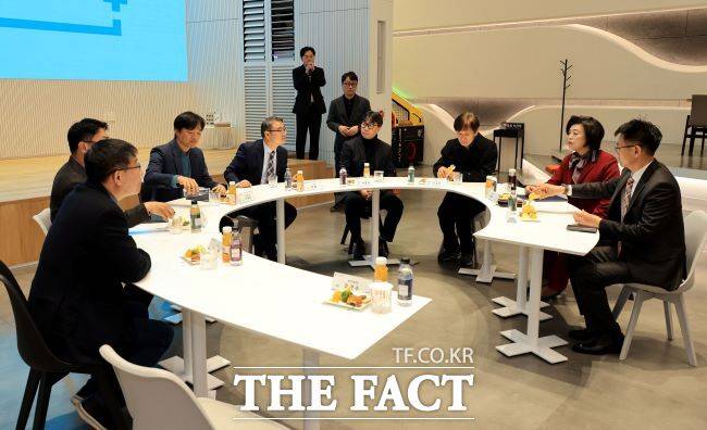 LG에너지솔루션 대전연구원을 방문한 신계용 시장(사진 오른쪽 2번째)와 회사 관계자들과 간담회를 갖고 있다./과천시