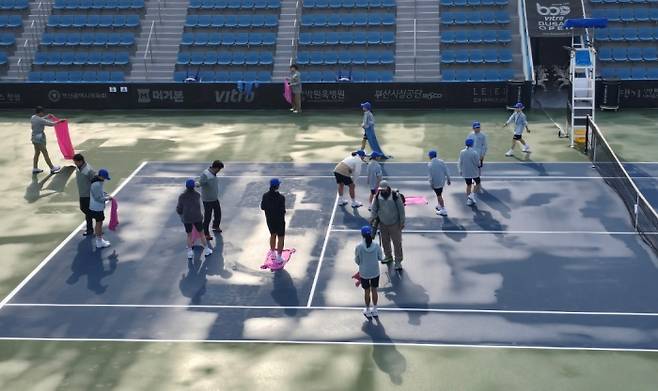 비에 젖은 부산 스포원 테니스 경기장