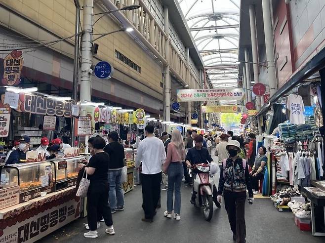 서문시장 1지구와 2지구 사이 골목에는 먹거리 노점이 쭉 깔려있다. 점심 시간이 되자 이곳으로 사람들이 몰렸다. 장보경 기자