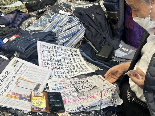 김수남씨(83)는 50년 넘게 남성복을 팔고 있다. 그는 “대통령 탄핵은 잘한 일”이라면서도 “계엄에는 민주당 책임이 크다”고 말했다. 장보경 기자