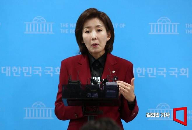 13일 나 의원은 이날 페이스북에 글을 올려 "김 후보가 꺼내든 '연방제 수준의 지방자치'는 대한민국을 혼란에 빠뜨리고 국력을 약화시킬 수 있는 너무나도 위험천만한 발상"이라며 "연방제? 귀에 익지 않나? 바로 북한 김일성이 주장했던 고려연방제와 맥을 같이 하는 위험한 주장"이라고 말했다. 김현민 기자