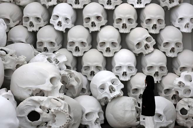 전시의 하이라이트인 '매스'가 5전시실에 설치된 모습. 호주 멜버른 빅토리아 국립미술관. /뉴시스