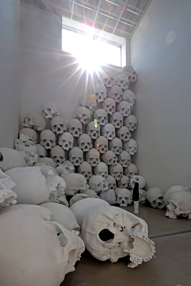 전시의 하이라이트인 '매스'가 5전시실에 설치된 모습. 층고 14m 지하 전시장 천장에 난 창문서부터 바닥으로 해골이 쏟아지듯 설치됐다. /뉴시스