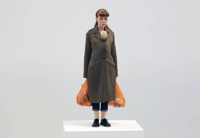 론 뮤익의 조각 '쇼핑하는 여인'이 전시된 모습. 113 × 46 × 30cm. 타데우스 로팍 컬렉션. /뉴스1