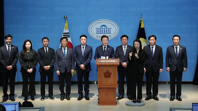 제21대 대통령선거에 출마를 선언한 이재명 더불어민주당 전 대표가 11일 오전 서울 여의도 국회 소통관에서 기자회견을 열고 비전 및 캠프 인선을 발표하고 있다.왼쪽부터, 이해식 비서실장,강유정 대변인,한병도 종합상황실장,윤후덕 정책본부장, 강훈식 총괄본부장, 이재명 전 대표, 윤호중 선대위원장,김영진 정무전략본부장, 박수현 공보단장./남강호 기자