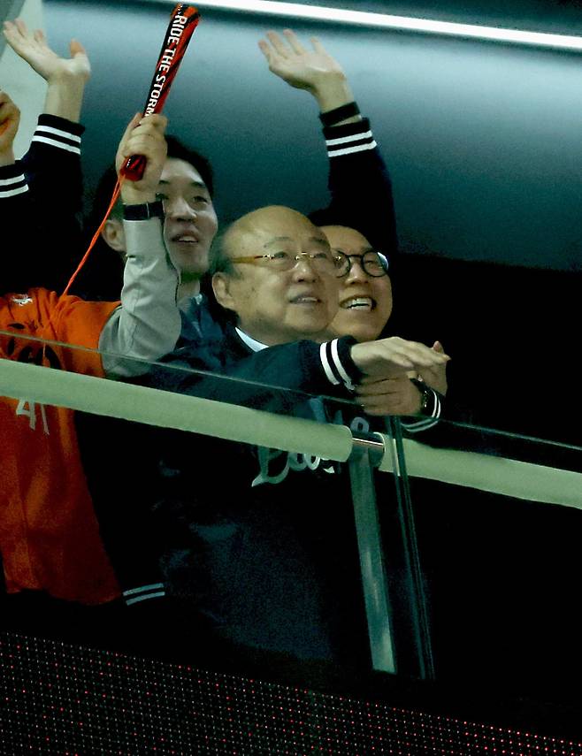 11일 대전 한화생명볼파크에서 열린 KBO리그 한화 이글스와 키움 히어로즈의 경기에서 한화 김승연 회장이 경기장을 찾아 직원들과 경기를 관람하고 있다. /뉴스1