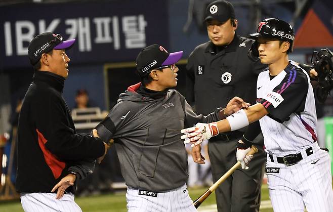 11일 잠실구장에서 열린 LG 트윈스와 두산 베어스의 경기. 5회말 1사 1루 LG 이주헌 3루 땅볼 때 1루심의 제스처에 대해 염경엽 감독이 강하게 어필하고 있다. /박재만 스포츠조선 기자