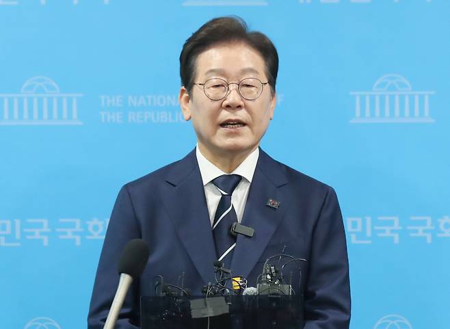 제21대 대통령선거에 출마를 선언한 이재명 더불어민주당 전 대표가 11일 오전 서울 여의도 국회 소통관에서 비전 및 캠프 인선을 발표를 마친 후 취재진 질문에 답변하고 있다. /뉴스1