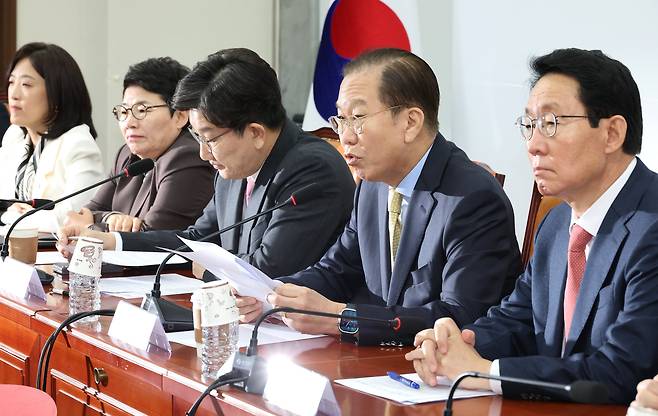 국민의힘 권영세 비상대책위원장(오른쪽 두번째)이 14일 국회에서 열린 비상대책위원회 회의에서 발언하고 있다. /연합뉴스